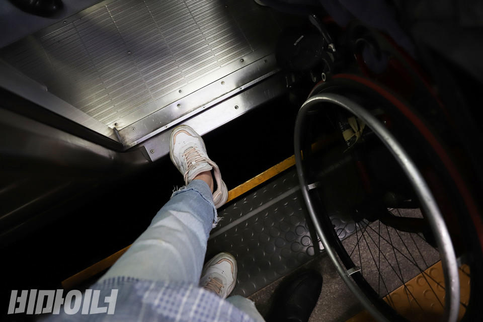 3호선 동대입구역 승강장과 열차 사이의 간격은 20cm 가량으로 매우 넓다. 230mm의 운동화를 신은 기자의 발과 비교해 보았다. 사진 강혜민 