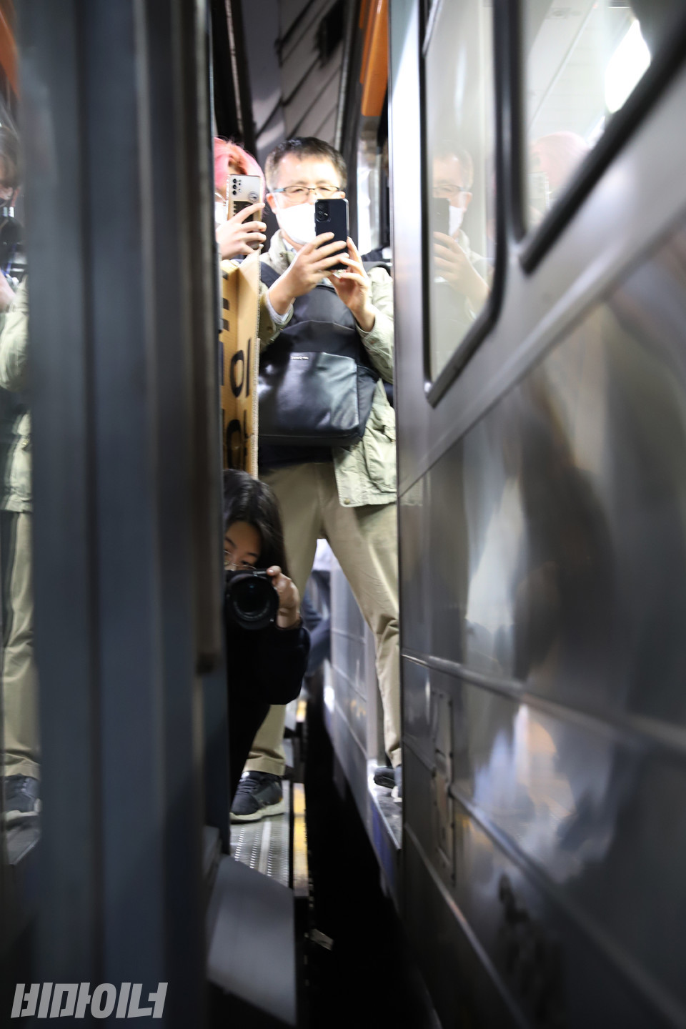 박경석 대표가 3호선 동대입구역 승강장과 열차 사이의 넓은 간격으로 발생한 안전사고와 관련해 지하철 연착 투쟁을 벌이자, 지하철 옆 문에서 사람들이 핸드폰과 카메라로 촬영하고 있다. 사람들 발 밑으로 까마득히 넓은 틈새가 보인다. 사진 강혜민 