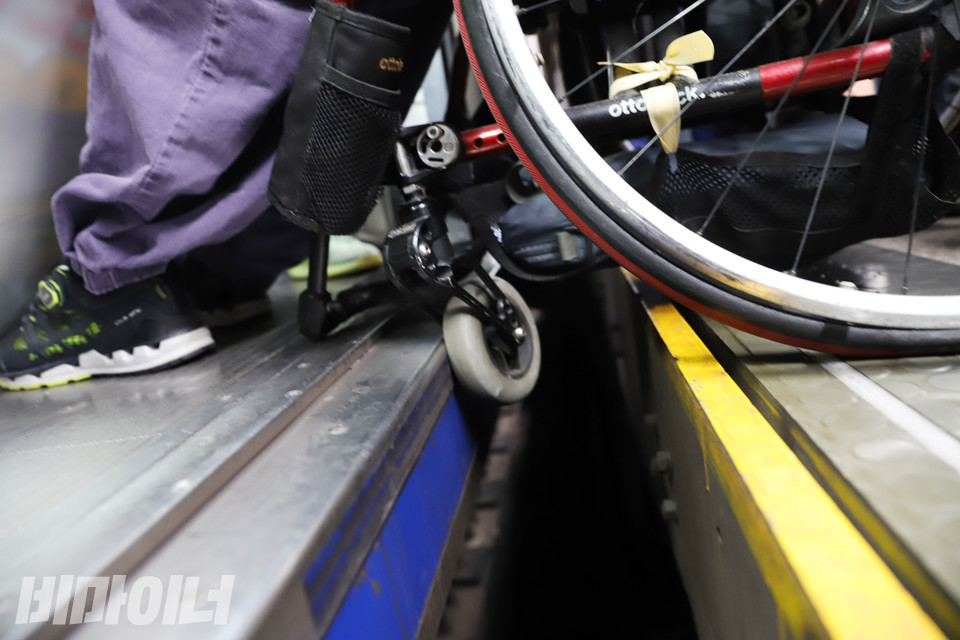 3호선 동대입구역 승강장과 열차 사이의 간격은 20cm 가량으로 매우 넓다. 박경석 대표의 수동휠체어 앞바퀴가 틈 사이에 빠져 있다. 사진 강혜민 