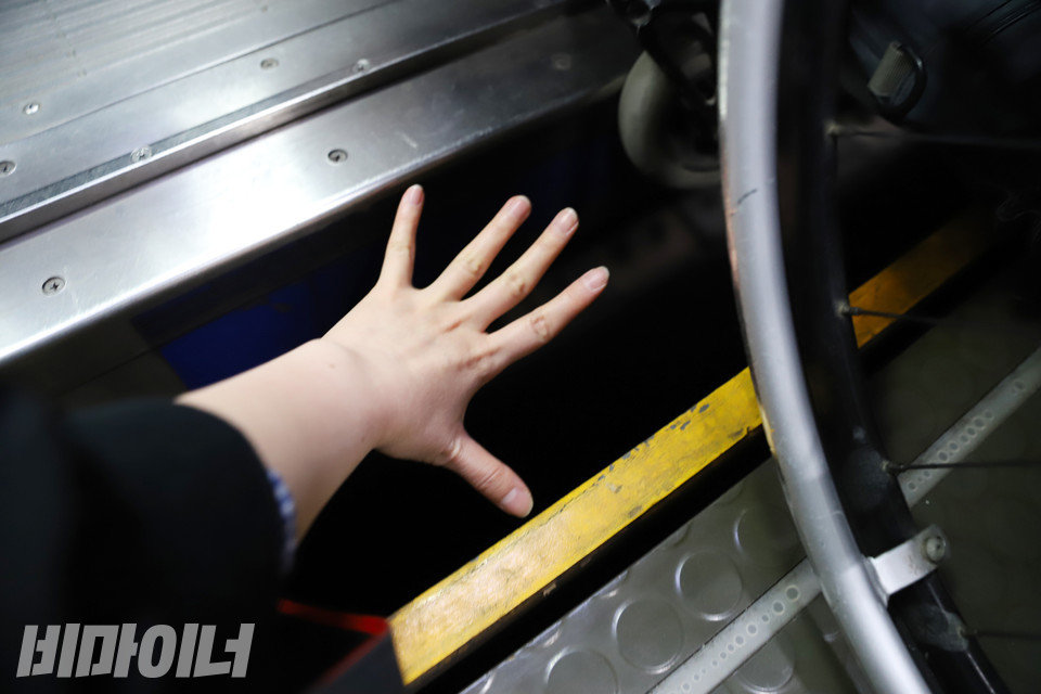 3호선 동대입구역 승강장과 열차 사이의 간격은 성인 여성인 기자의 손 한 뼘(15cm 가량)보다 넓다. 사진 강혜민