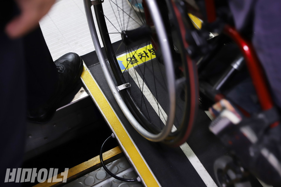 승강장와 열차 사이의 넓은 간격으로 인해 휠체어 이용자의 경우, 사전에 해당 역에 요청하면 이동식 안전발판을 지원받을 수 있다. 그러나 매번 연락을 하고 지원인력을 기다려야 하는 불편함이 있다. 박경석 대표가 이동식 발판을 이용해서 하차하는 모습. 발판 아래로 넓은 틈새가 보인다. 사진 강혜민