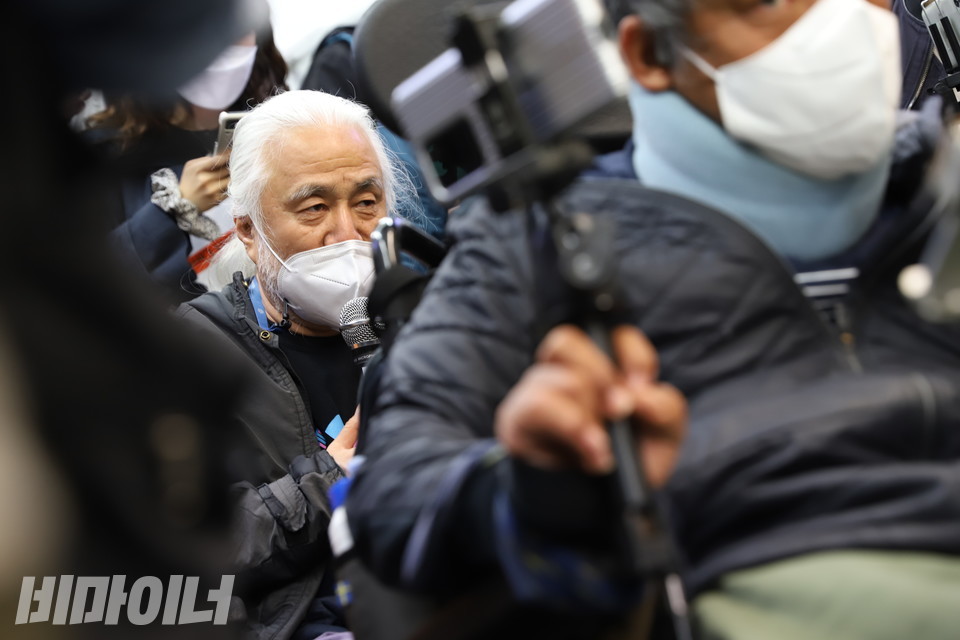 경복궁역에서 3호선을 타고 동대입구역으로 이동하는 전장연 활동가들. 지하철 내에서 박경석 대표가 마이크를 잡고 시민들에게 선전전을 하고 있다. 사진 강혜민