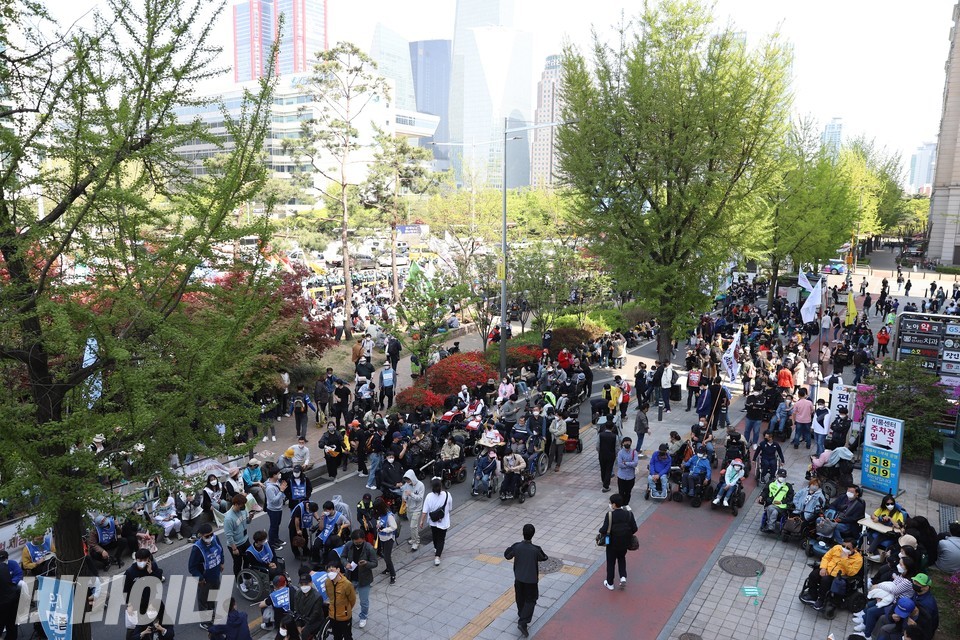 결의대회에 참가하기 위해 수많은 사람들이 모여 있다. 사진 강혜민