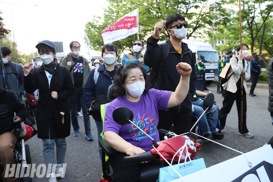 활동가들이 구호를 외치며 행진하고 있다. 사진 강혜민