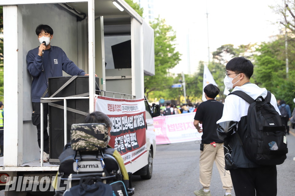 서재현 전장연 활동가가 트럭 위에서 선동 발언을 하고 있다. 사진 강혜민 
