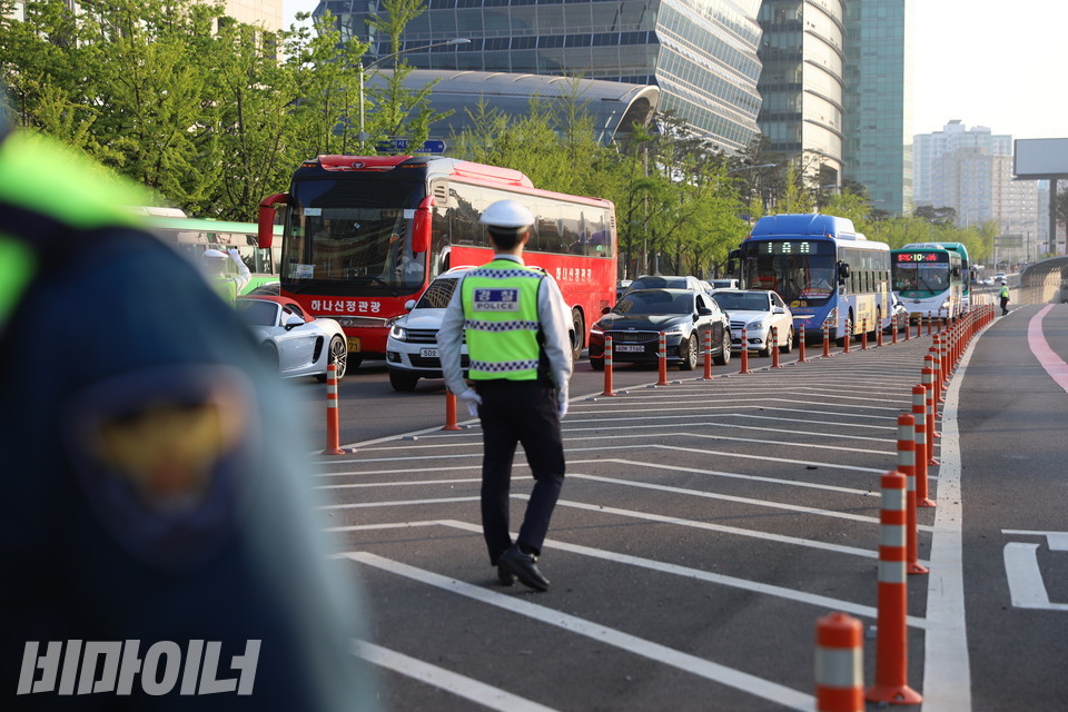 사람들의 행진 대열로 잠시 멈춰 선 차량들. 사진 강혜민