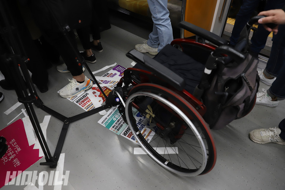박경석 대표의 빈 휠체어. 휠체어 바퀴 바닥에는 그가 오체투지를 하며 붙인 스티커가 붙어 있다. 사진 강혜민 