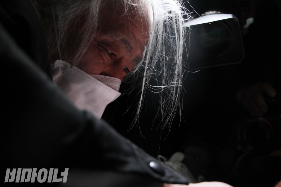 박경석 대표가 지하철에서 오체투지를 하고 있다. 사진 이슬하 