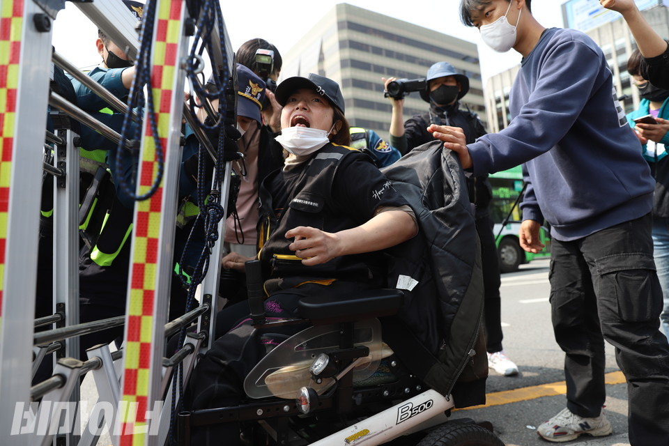 경찰이 철제 바리케이드를 치자 문애린 이음장애인자립생활센터 소장이 항의하고 있다. 사진 강혜민