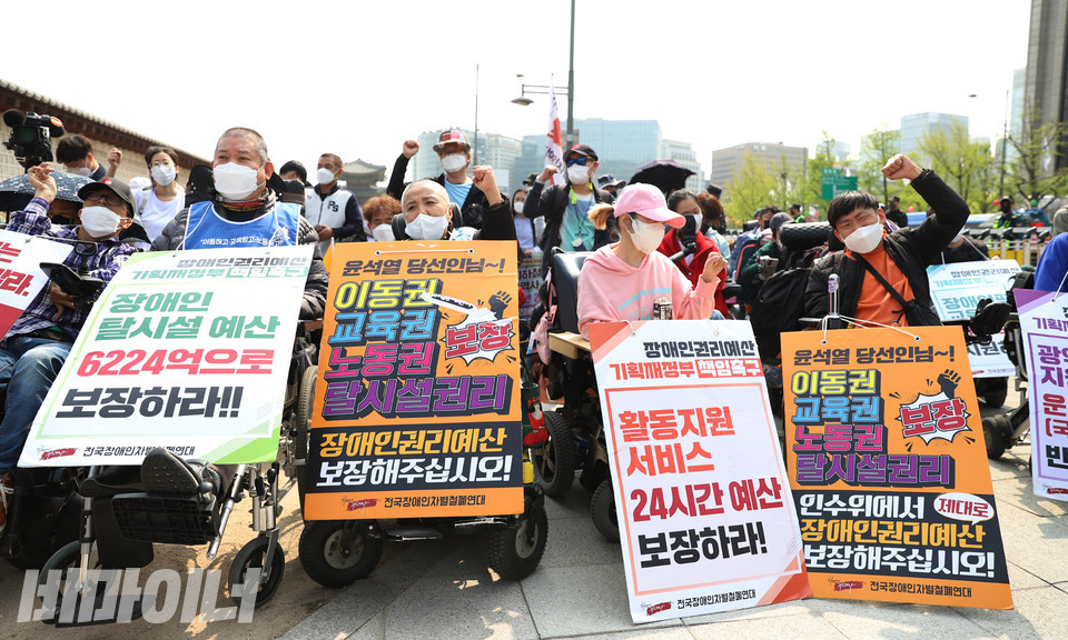 “투쟁”을 외치는 활동가들의 모습. 사진 강혜민 