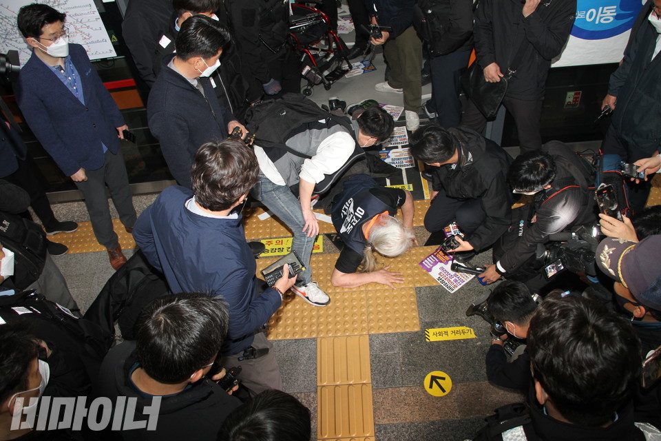 박경석 대표가 기어서 지하철을 내리고 있다. 사진 이슬하