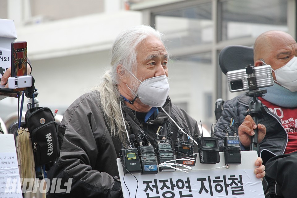 박경석 전장연 상임공동대표가 기자회견에서 발언하고 있다. 수많은 취재진이 몰려 박 대표의 경찰출석을 취재했다. 사진 하민지