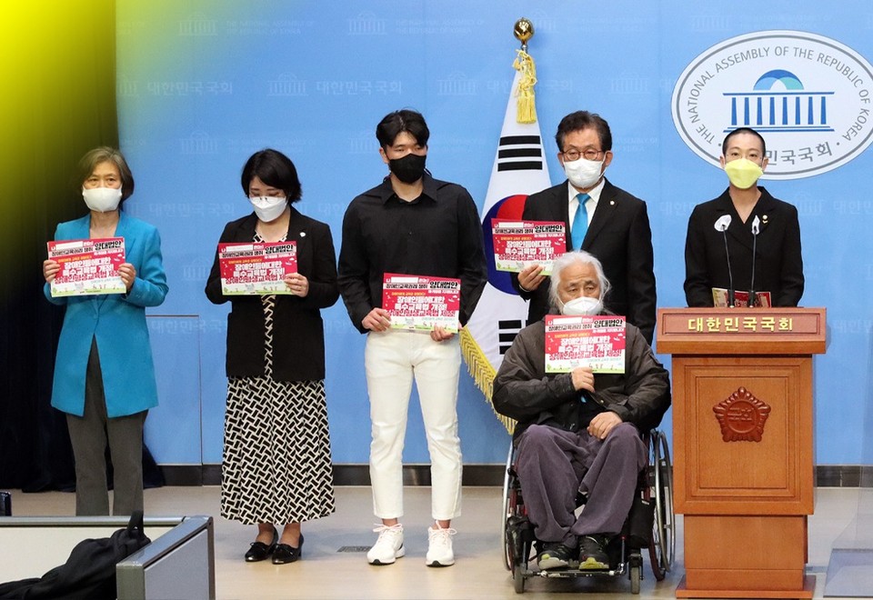 왼쪽에서부터 강민정 의원, 용혜인 의원, 정승원 장애인권대학생네트워크 명예위원, 유기홍 의원이 있고, 장혜영 의원이 발언하고 있다. 맨 앞에는 박경석 전국장애인야학협의회 이사장이 있다. 사진 장혜영 의원실 