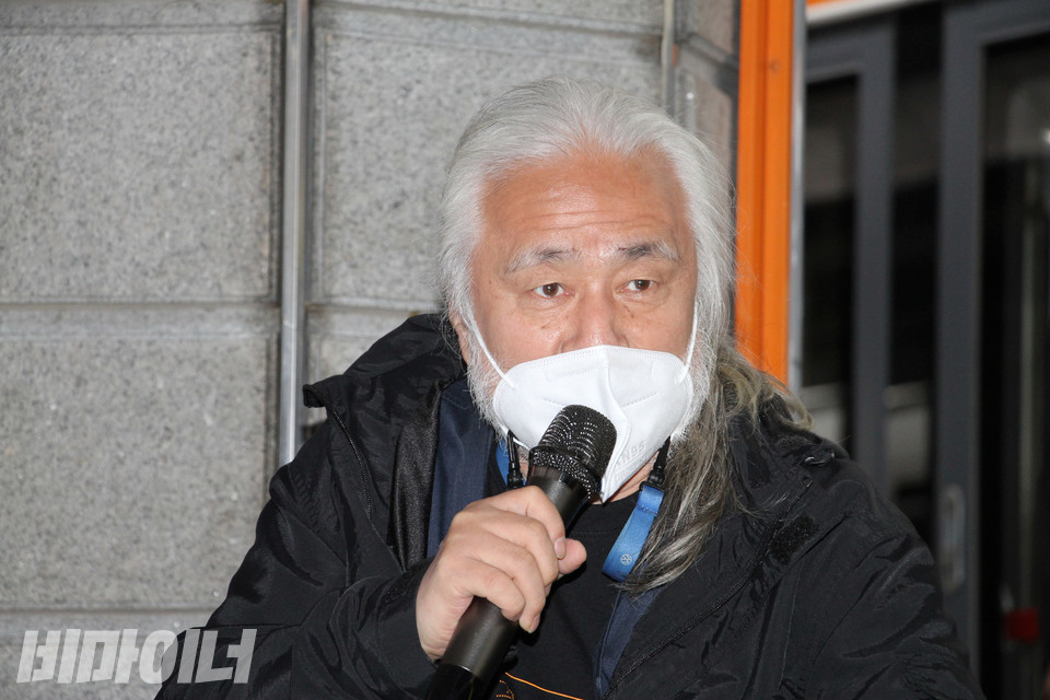 박경석 전장연 상임공동대표가 기자회견에서 발언하고 있다. 사진 이슬하