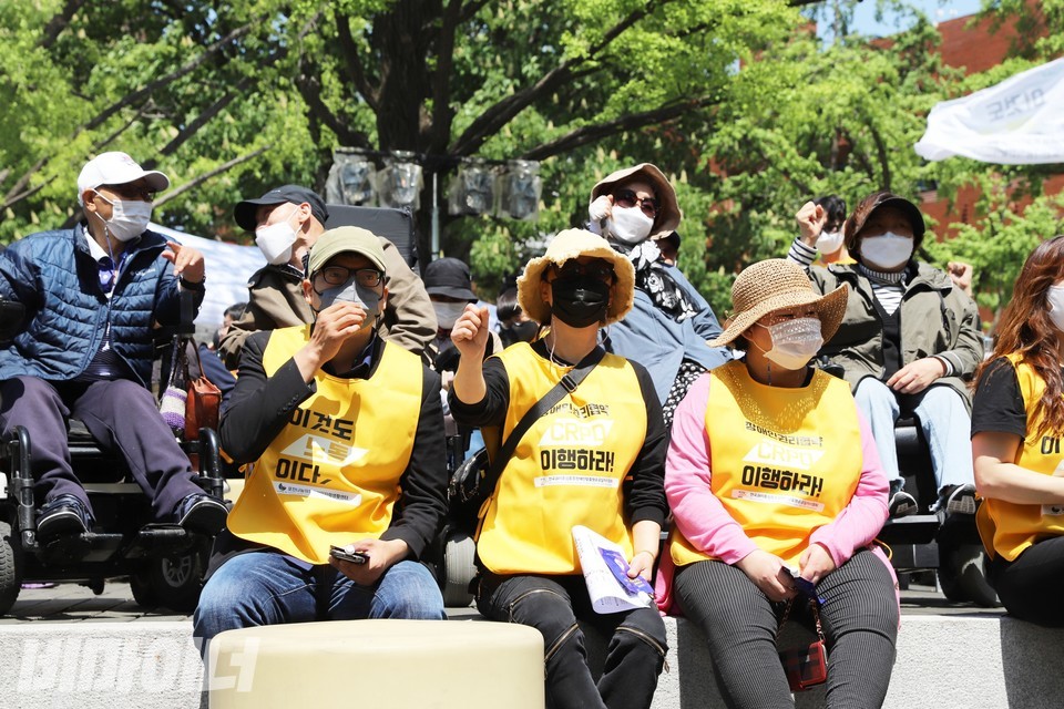 해단식에 참여한 참가자들. ‘이것도 노동이다’, ‘장애인권리협약 이행하라’라고 적힌 조끼를 입고 있다. 사진 하민지