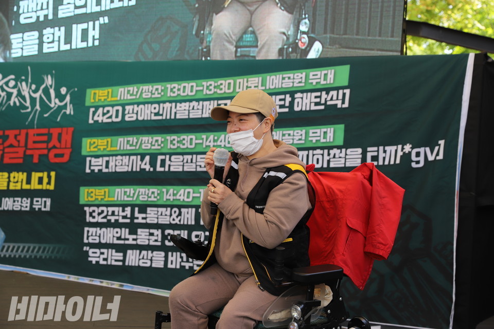 웃으며 발언 중인 문애린 이음센터 소장. 사진 하민지