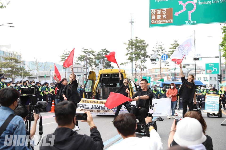 몸짓패 ‘야수’가 빨간 깃발을 흔들며 공연하고 있다. 사진 강혜민