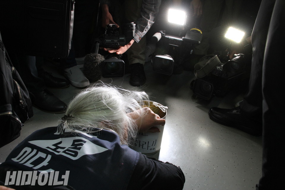 박경석 전장연 대표가 취재진에 둘러싸여 있다. 사진 허현덕