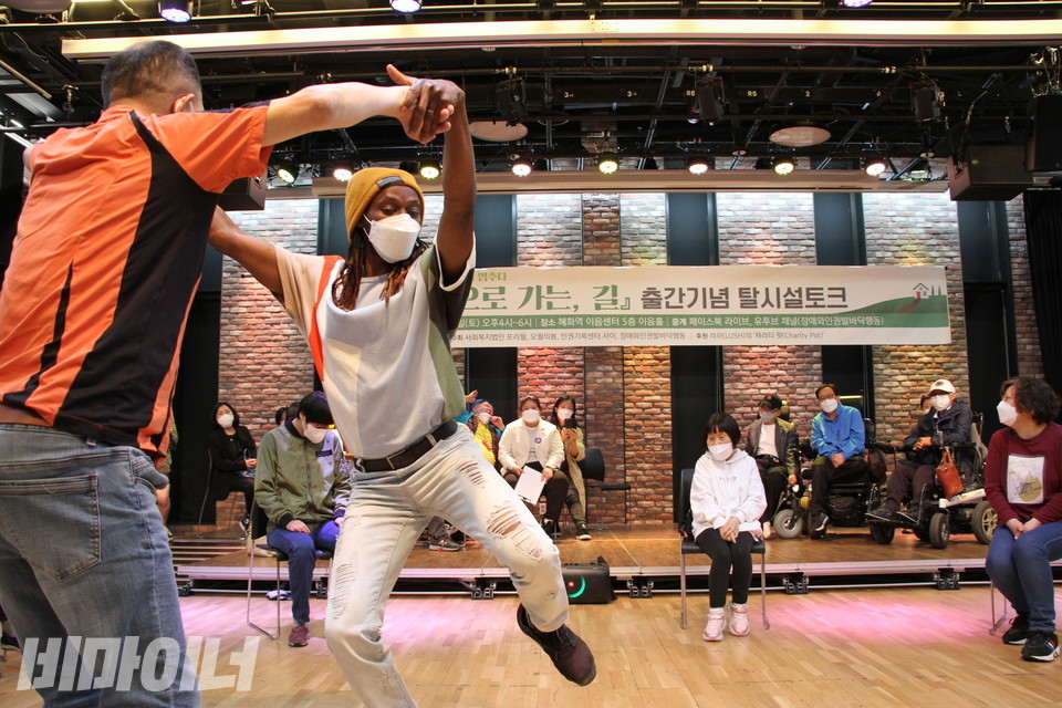 댄스팀 에스쁘아 멤버가 춤을 추고 있다. 사진 허현덕