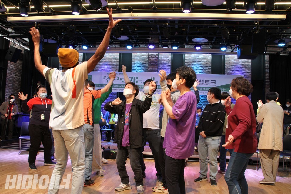 댄스팀 에스쁘아 멤버와 관객들이 함께 어우려져 춤을 추고 있다. 사진 허현덕
