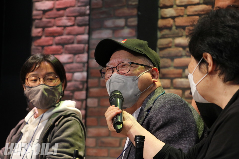 마로니에 8인 중 한 명인 한규선 씨도 참석했다. 그 옆으로 저자 중 한 명인 홍은전 작가가 있다. 사진 허현덕