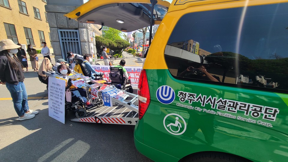 청주 해피콜을 점거한 장애인활동가. 사진 서울장차연