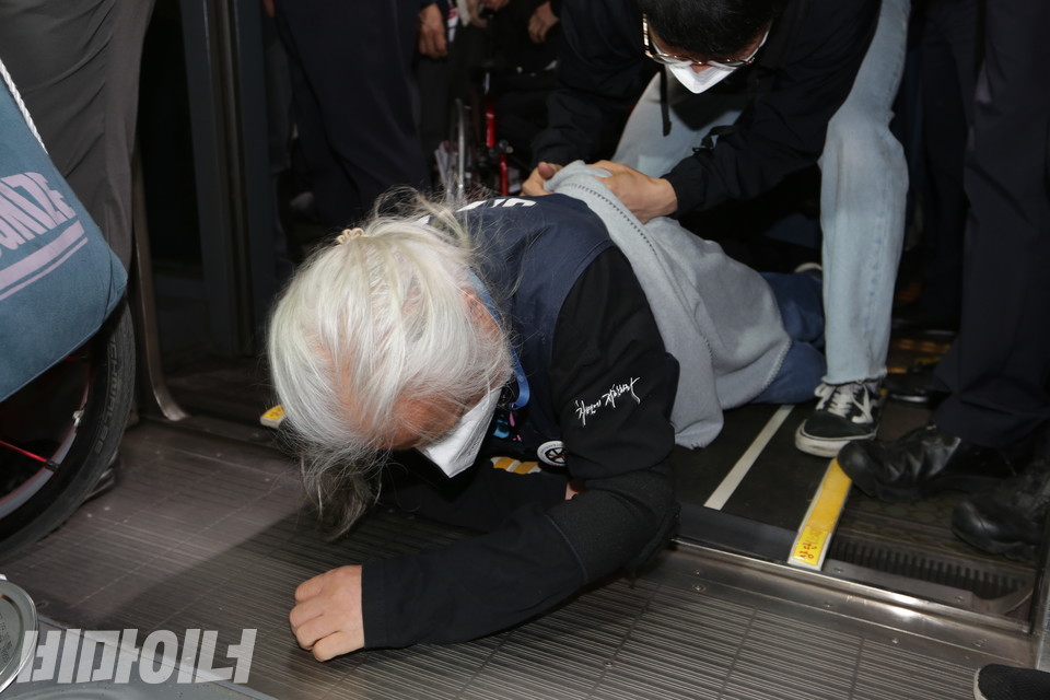 박경석 대표가 기어서 지하철을 타고 있다. 사진 이슬하