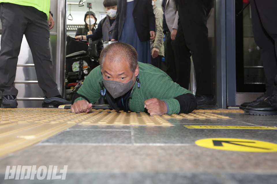 배재현 대의원이 승강장으로 기어오고 있다. 사진 이슬하