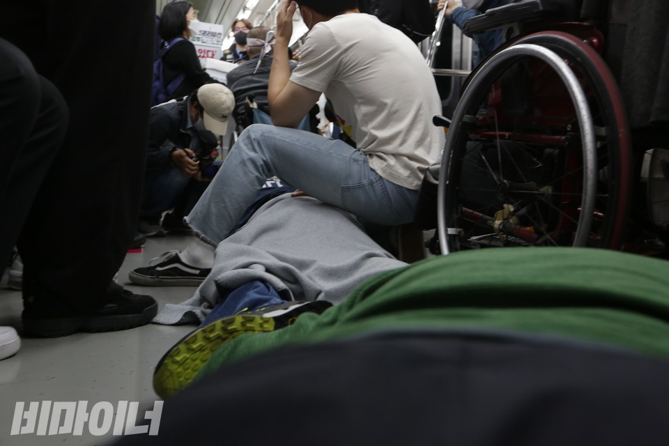 배재현 대의원의 등 너머로 엎드려 있는 박경석 대표가 보인다. 사진 이슬하