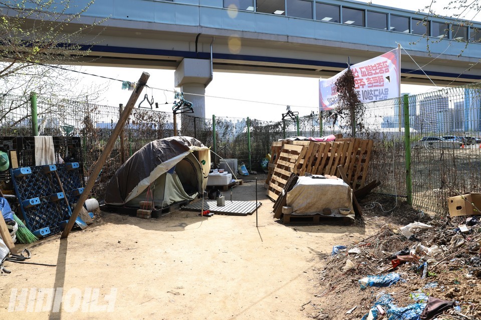 퇴거대상인 텐트 1동. 빨래를 너는 건조대, 식기도구 등 주거에 필요한 것들이 마련돼 있다. 사진 하민지