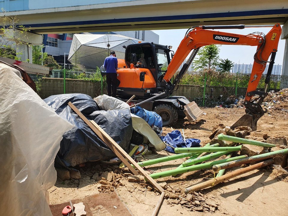 4일 오전, 포클레인이 텐트 1개 동을 강제철거했다. 사진 빈곤사회연대