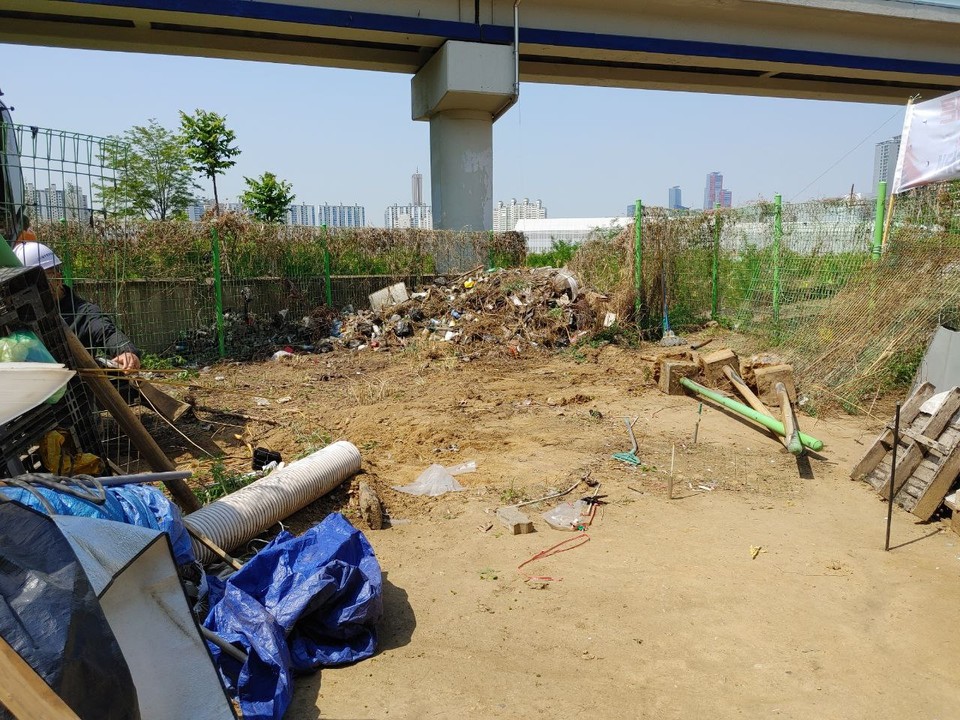 퇴거대상 텐트 1개동이 철거되고 현장은 아수라장이 됐다. 사진 홈리스행동