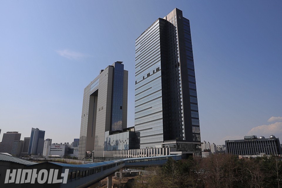 아래쪽 파란색 지붕의 다리는 기존 공중보행교다. 이는 곧 철거된다. 이후 직선으로 뻗은 새로운 공중보행교가 건설될 예정이다. 전면에 보이는 큰 건물이 서울드래곤시티호텔. 공중보행교를 따라 이동하면 호텔 내부로 바로 들어간다. 사진 하민지