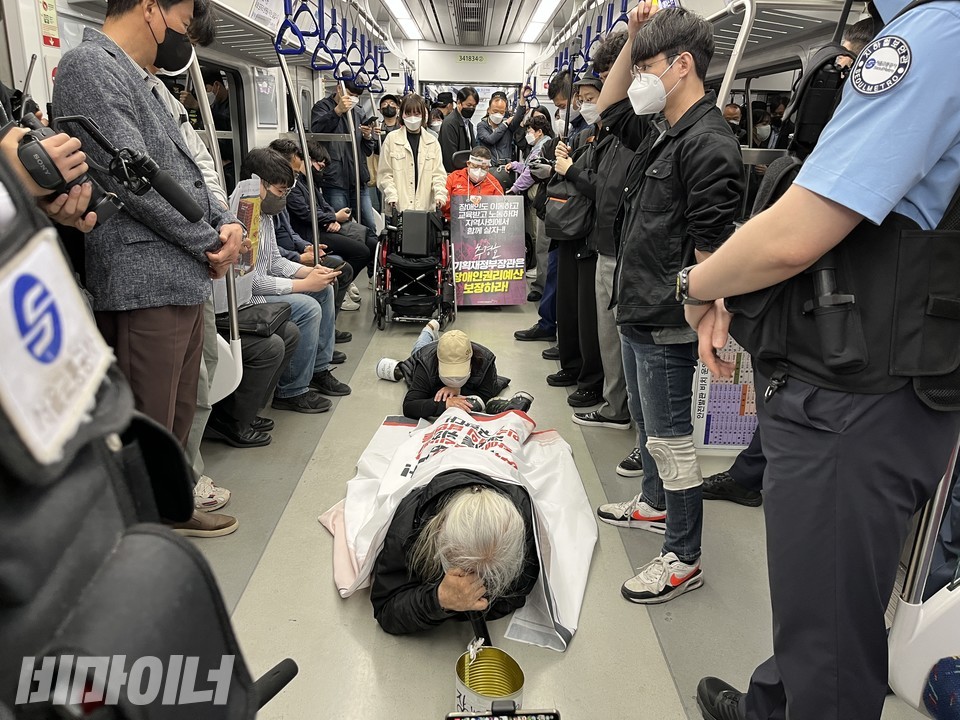 박경석 전장연 대표(앞)와 김영란 의정부센터 활동가(뒤)가 오체투지를 하고 있다. 이들은 삼각지역에서부터 한성대입구역을 경유해 혜화역으로 이동했다.