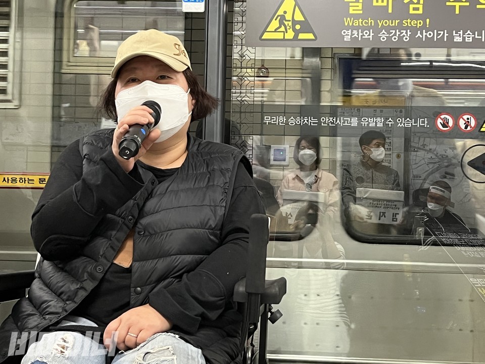 혜화역에 도착한 김영란 의정부센터 활동가가 오체투지 소감을 전하고 있다. 사진 허현덕