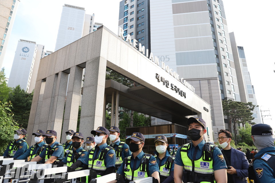 경찰이 래미안도곡카운티 앞을 막아서서 활동가들은 협소한 공간에서 결의대회를 진행해야 했다. 사진 하민지