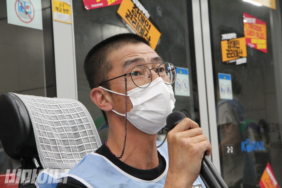 이영봉 포천나눔의집장애인자립생활센터 소장이 발언하고 있다. 사진 이슬하