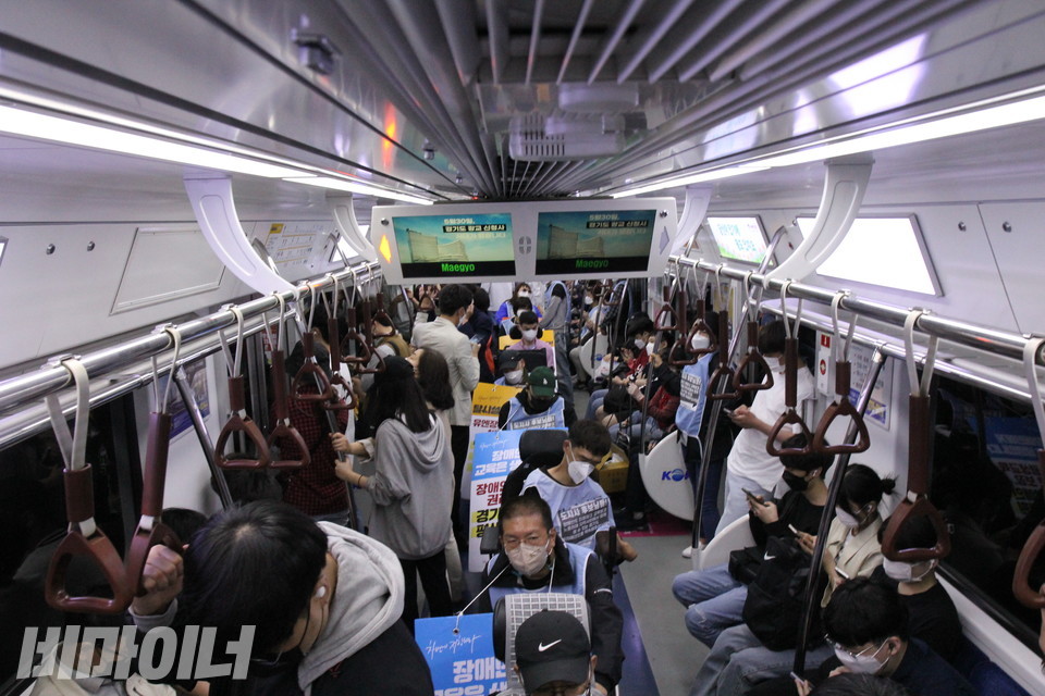 기자회견을 마친 경기지선장차연은 추경호 기획재정부 장관 후보자 자택 앞 결의대회에 참여하기 위해 지하철을 타고 한티역으로 향했다. 휠체어에 탄 활동가들이 열차 가운데 일렬로 자리 잡고 있다. 박경석 전국장애인차별철폐연대 상임공동대표는 승객들에게 “이 열차는 장애인차별철폐 열차입니다”라고 안내했다. 사진 이슬하