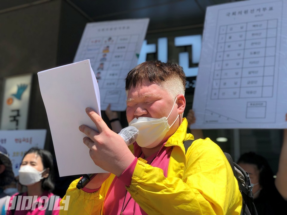 기자회견에서 문석영 씨가 발언하고 있다. 사진 강혜민 