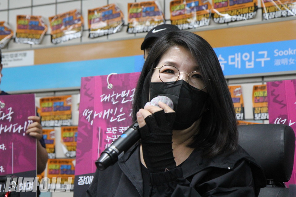 삭발 전, 박길연 민들레장애인야학 교장이 발언하고 있다. 검은색 단발머리는 그의 트레이드마크다. 사진 이슬하