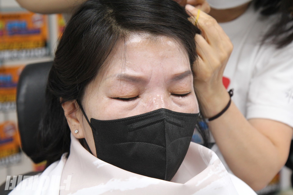 박길연 교장이 삭발식에 돌입하고 있다. 그의 눈에 눈물이 맺혀 있다. 박 교장은 삭발식 내내 눈물을 보였다. 사진 이슬하