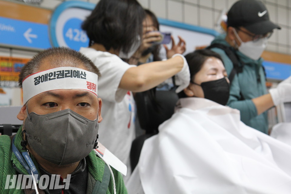 삭발을 하고 있는 박길연 교장 옆, 멍하니 눈물만 흘리는 배재현 서울장애인차별철폐연대 대의원이 보인다. 사진 이슬하
