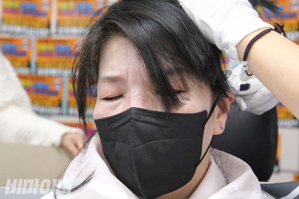 박길연 교장이 삭발을 하고 있다. 사진 이슬하