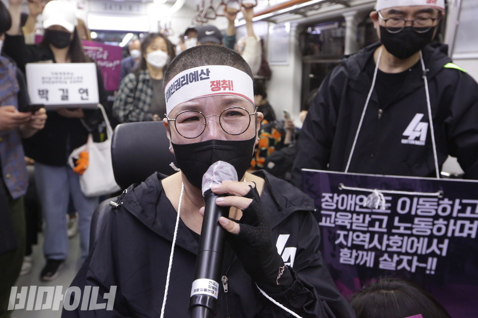 혜화역으로 이동하는 지하철 안에서 박길연 교장이 발언하고 있다. 사진 이슬하