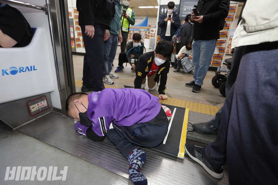 민들레장애인자립생활센터 신경수 권익옹호팀장과 박동섭 인권실천단 불나비 단장이 차례로 기어서 지하철을 타고 있다. 사진 이슬하