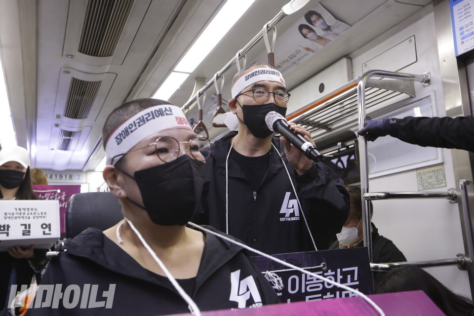 민들레장애인야학 박길연 교장과 문상민 사무국장이 지하철 안에서 선전전을 벌이고 있다. 사진 이슬하