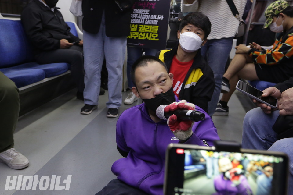 신경수 팀장이 지하철 바닥에 앉아 발언하고 있다. 사진 이슬하