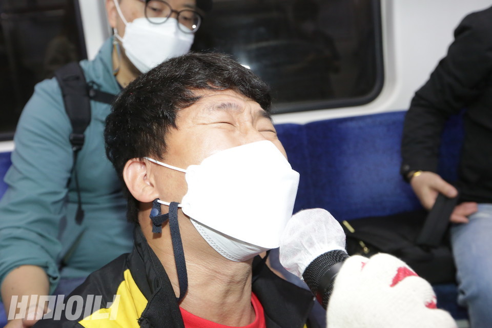 박동섭 단장이 승객들에게 관심과 동참을 호소하고 있다. 사진 이슬하