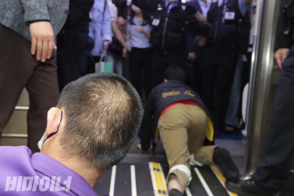 박동섭 단장과 신경수 팀장이 차례로 기어서 지하철을 타고 있다. 사진 이슬하