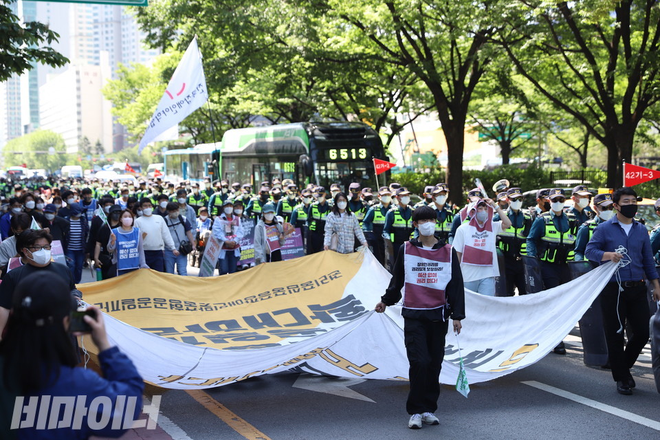 행진하는 사람들의 모습. 사진 이슬하 